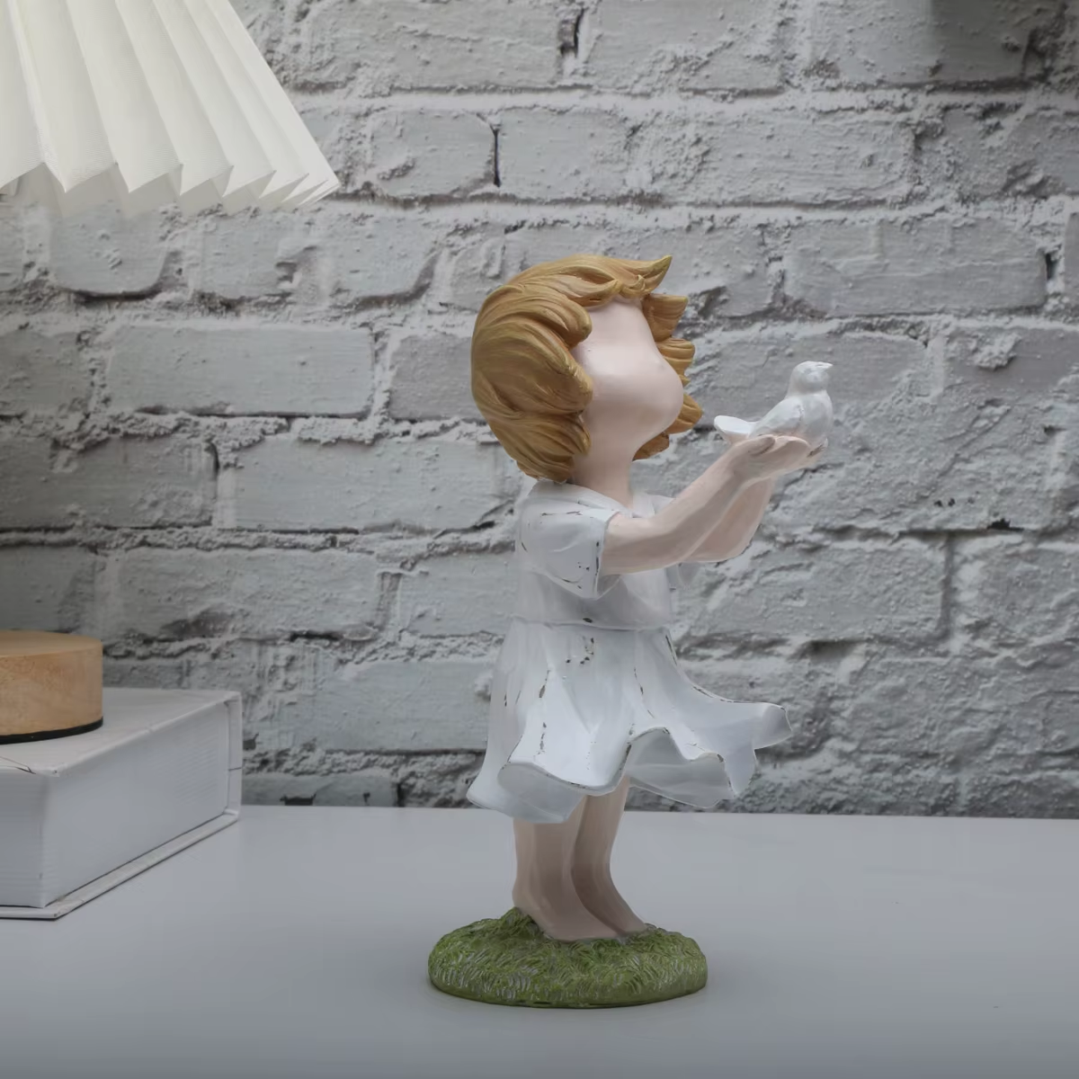 Balloon Heart Girl Decorative Statue - Image 7