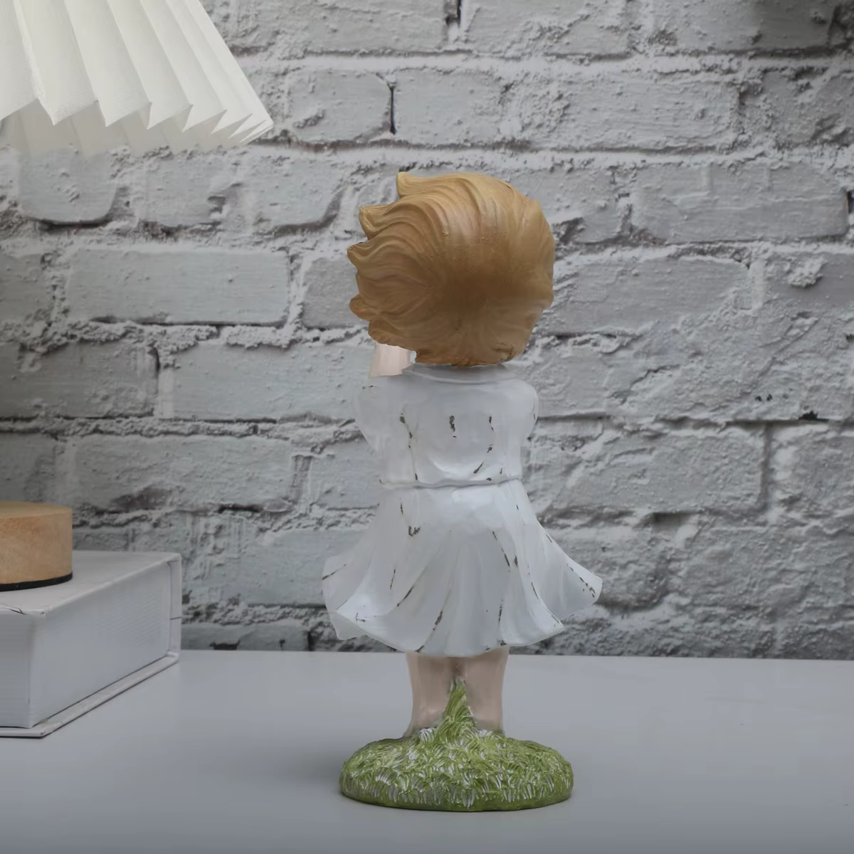 Balloon Heart Girl Decorative Statue - Image 4